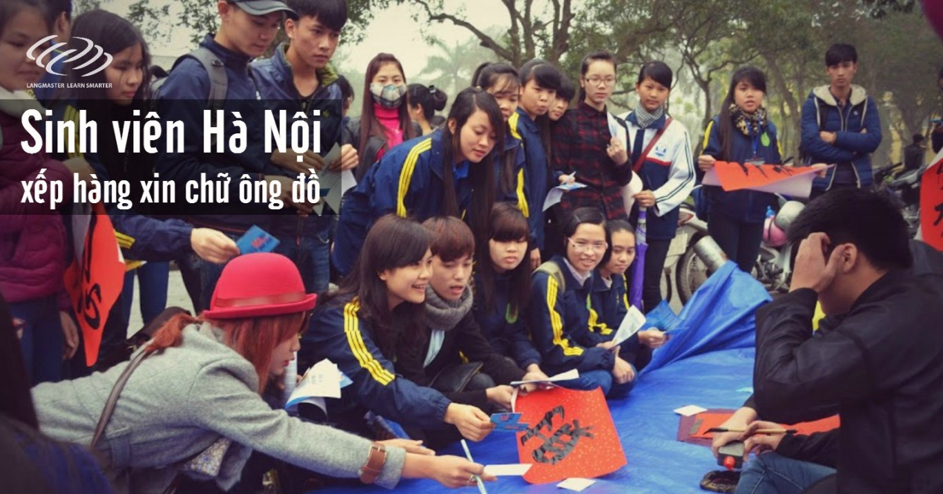 Sinh viên Hà Nội xếp hàng xin chữ ông Đồ tại các trường Đại Học