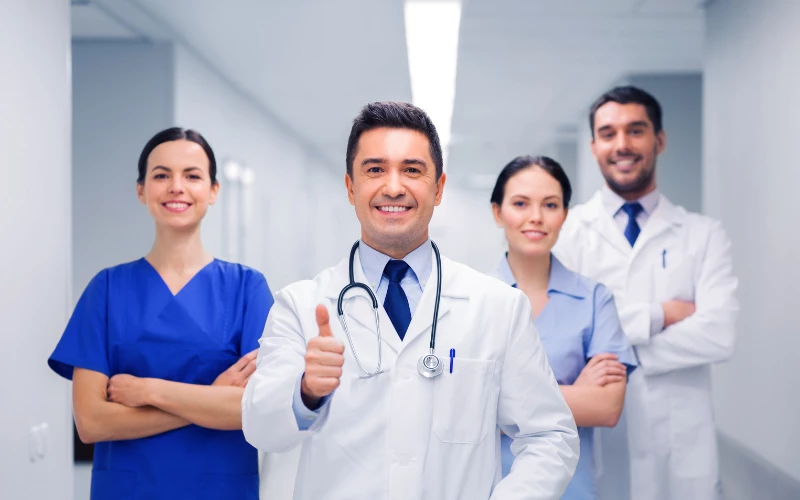Mất cơ hội thăng tiến ngành chăm sóc sức khỏe khi thiếu tiếng Anh