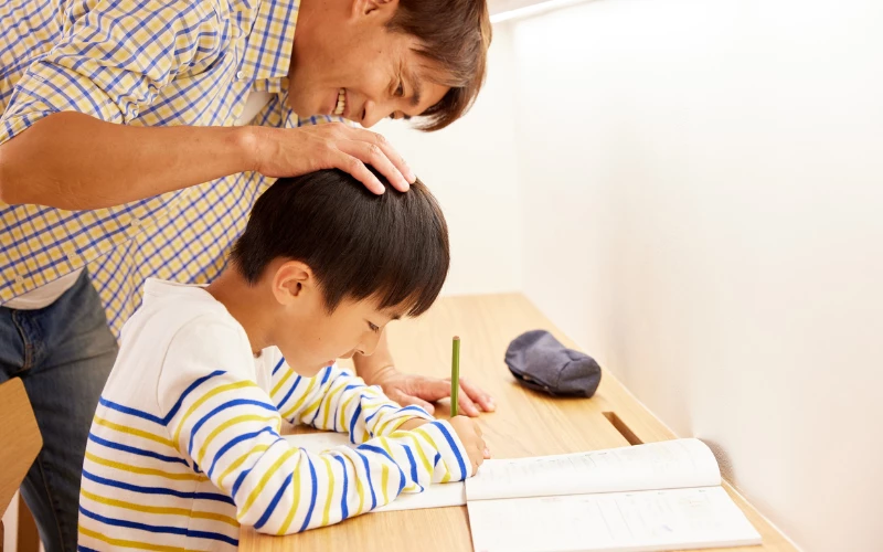 Động viên, khích lệ giúp bé tự tin hơn