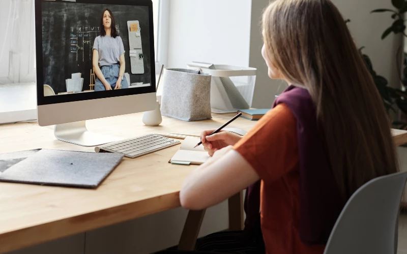 Học theo video có phụ đề