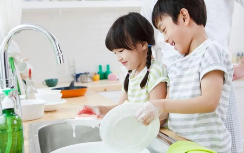 Dạy trẻ giúp ba mẹ làm việc nhà