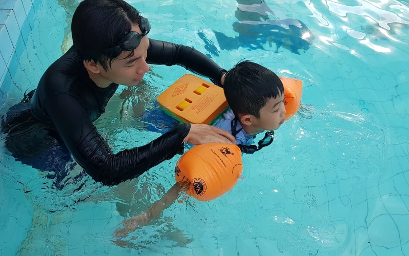 Trang bị kỹ năng bơi lội cho trẻ đầu năm học