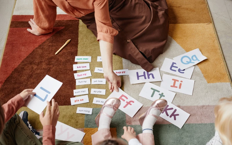 Cho trẻ học qua flashcard