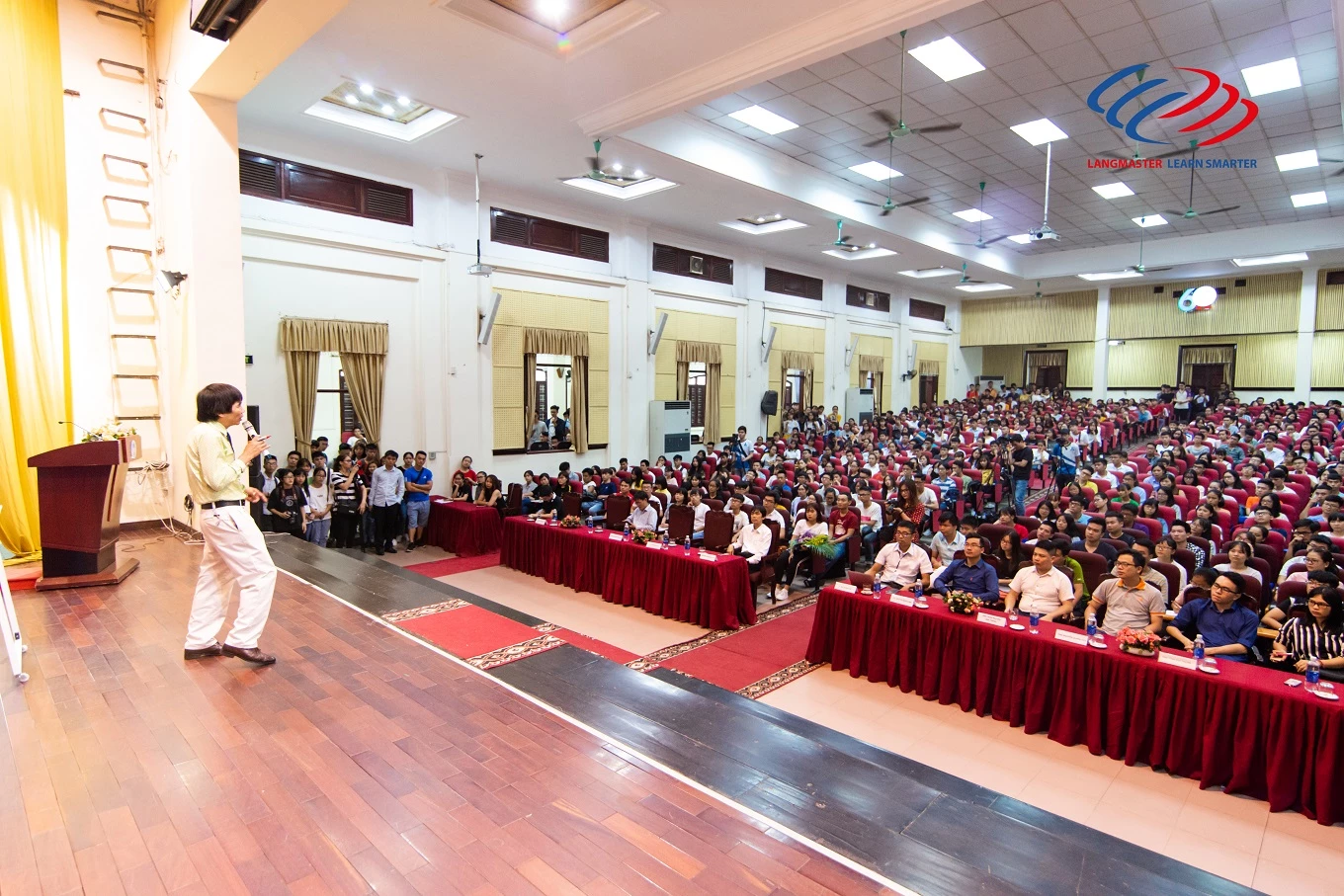 Hàng Ngàn Sinh Viên Hà Nội "Vỡ Òa" Với Những Lời Khuyên "Thẳng-Thật-Sốc" Từ TS. Lê Thẩm Dương