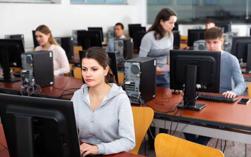 Chọn thi IELTS trên giấy hay máy tính?