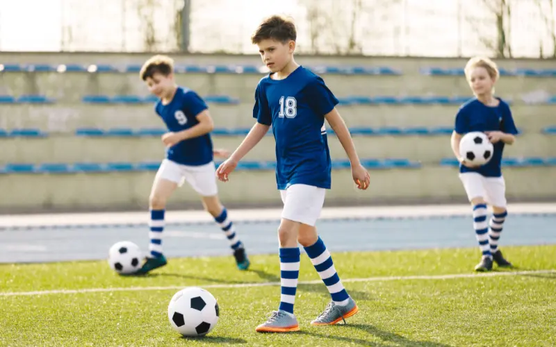 Đoạn văn về sở thích bằng tiếng Anh cho bé - Đá bóng