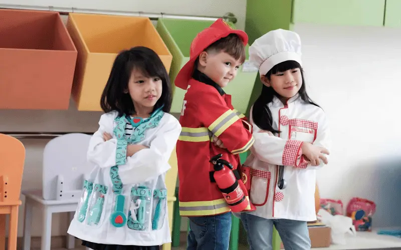 Cho trẻ diễn xuất và đóng vai theo tình huống