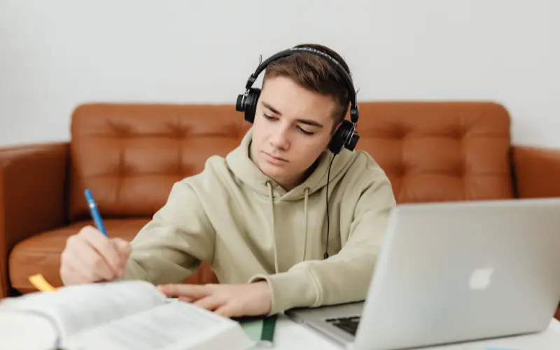 IELTS Listening có nhiều dạng thông tin