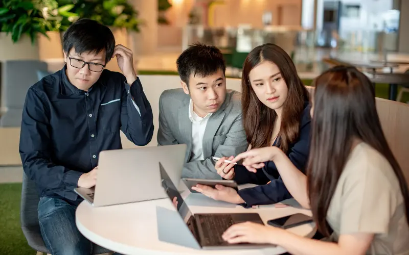 Người đi làm nên luyện phản xạ trả lời