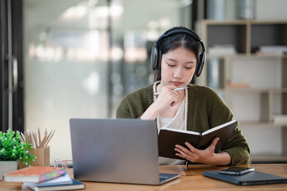 Học viên đi làm học IELTS online tại Langmaster